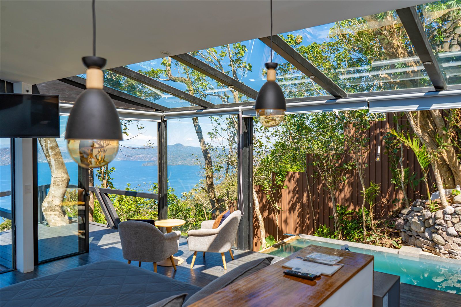 Suite con techo de vidrio y piscina frente al Lago de Ilopango — Hotel Las Tres Piedras