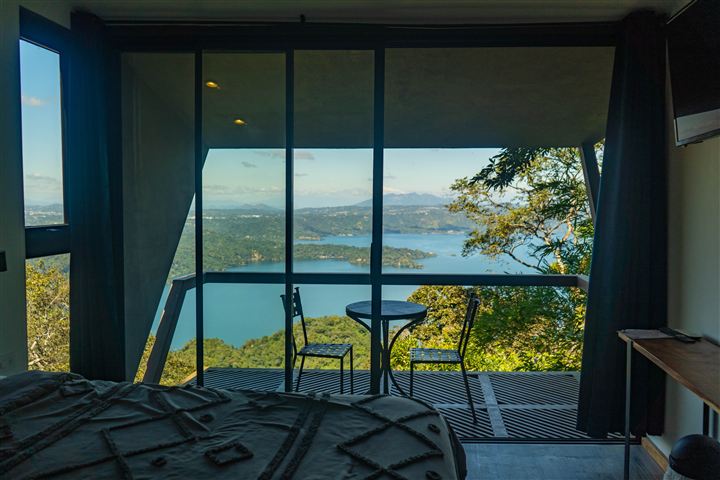 Habitación con fachada de vidrio hacia el lago