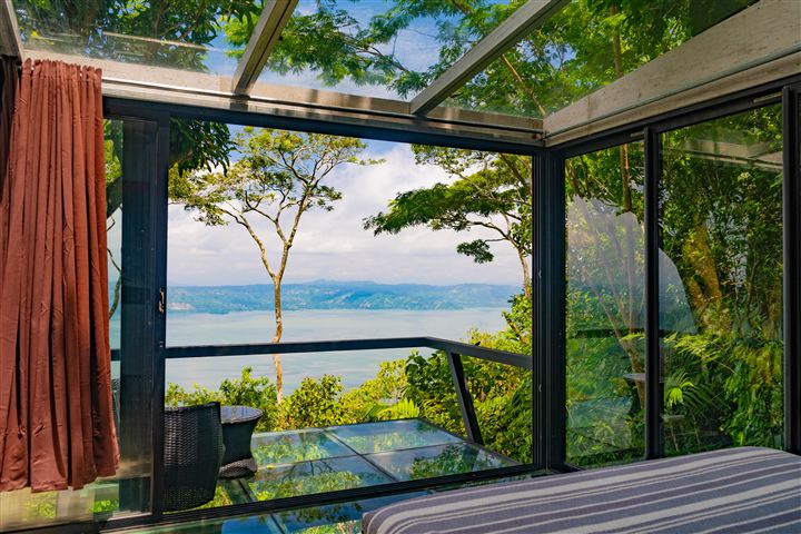 Habitación en esquina de vidrio con vista al lago