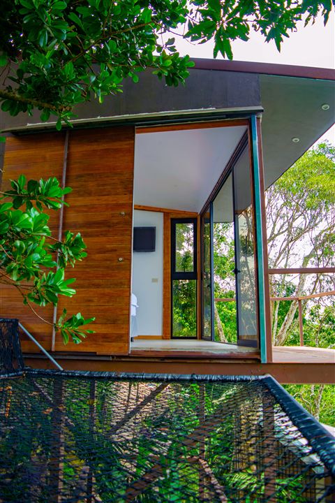 Cabaña de madera elevada sobre la ladera