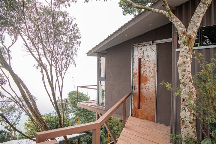 Cabaña elevada con acceso por pasarela de madera