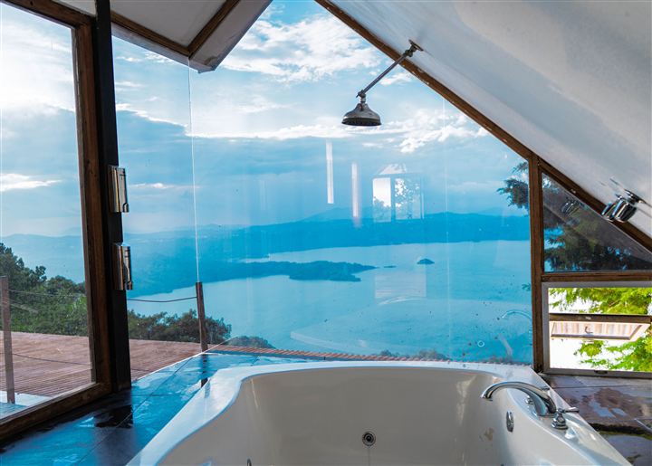 Baño con ducha y jacuzzi frente al lago