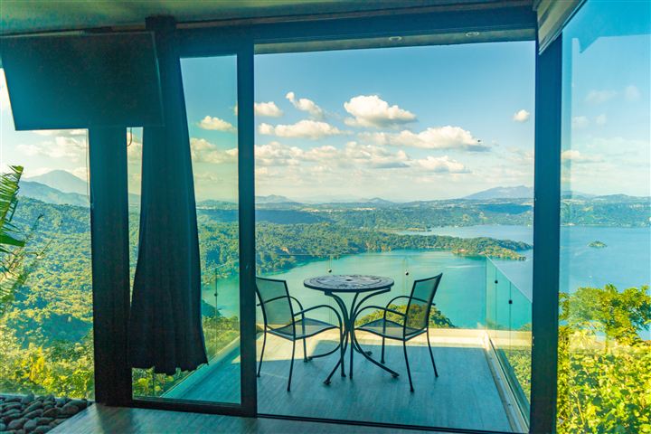 Terraza privada de habitación con vista al lago