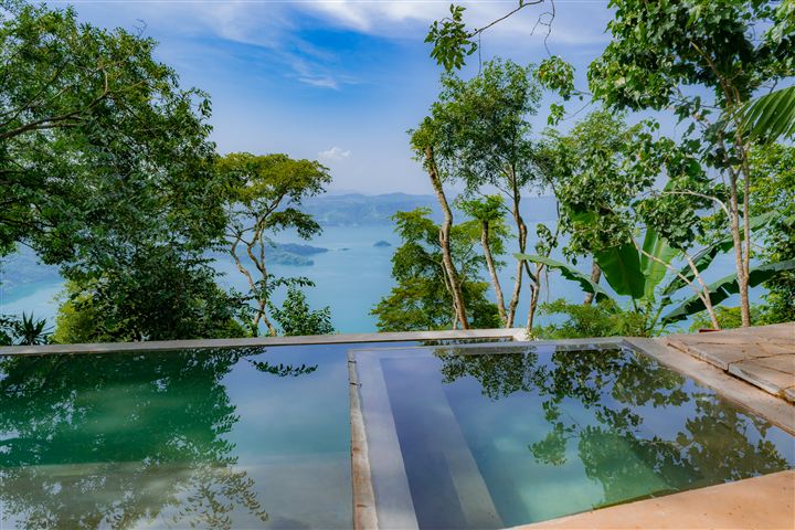 Piscina infinita con vista al Lago de Ilopango