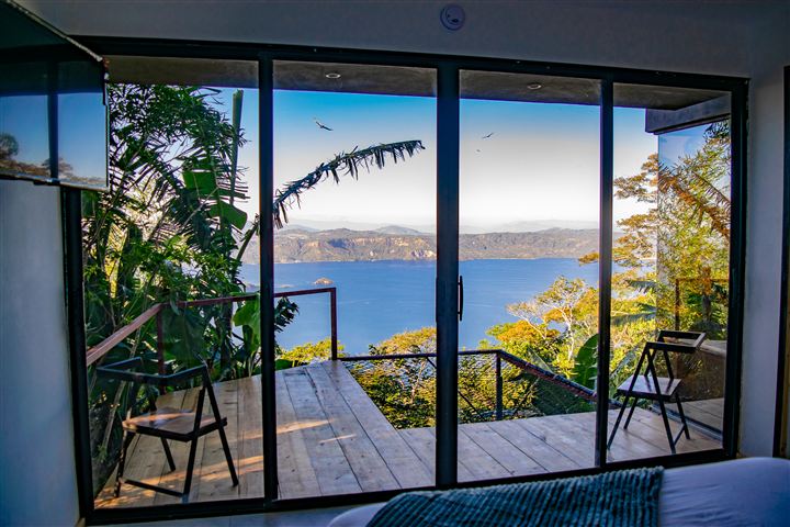 Habitación con puertas corredizas de vidrio hacia la terraza