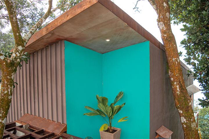 Cabaña con techo de madera entre los árboles