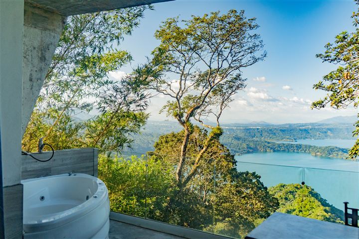 Jacuzzi al aire libre sobre la ladera del lago