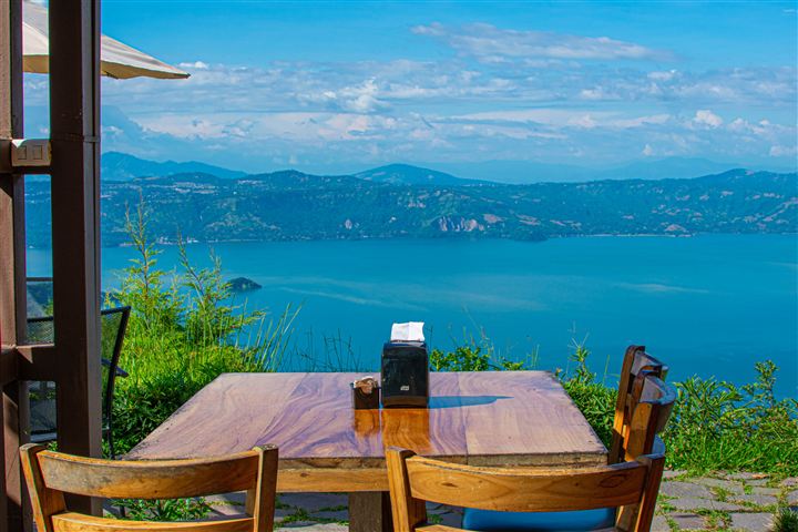 Mesa del restaurante frente al Lago de Ilopango